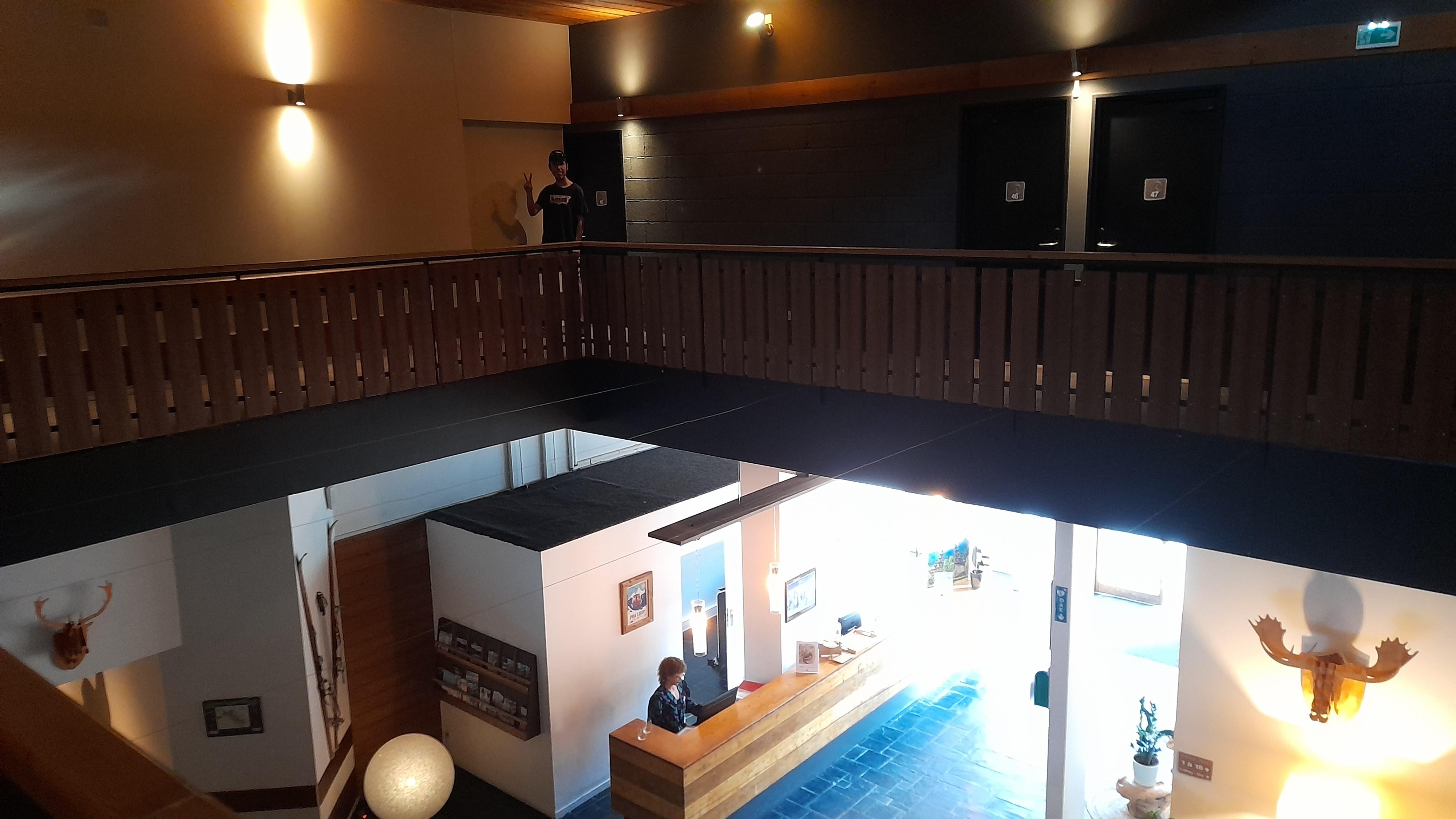 La réception depuis l'étage des chambres 