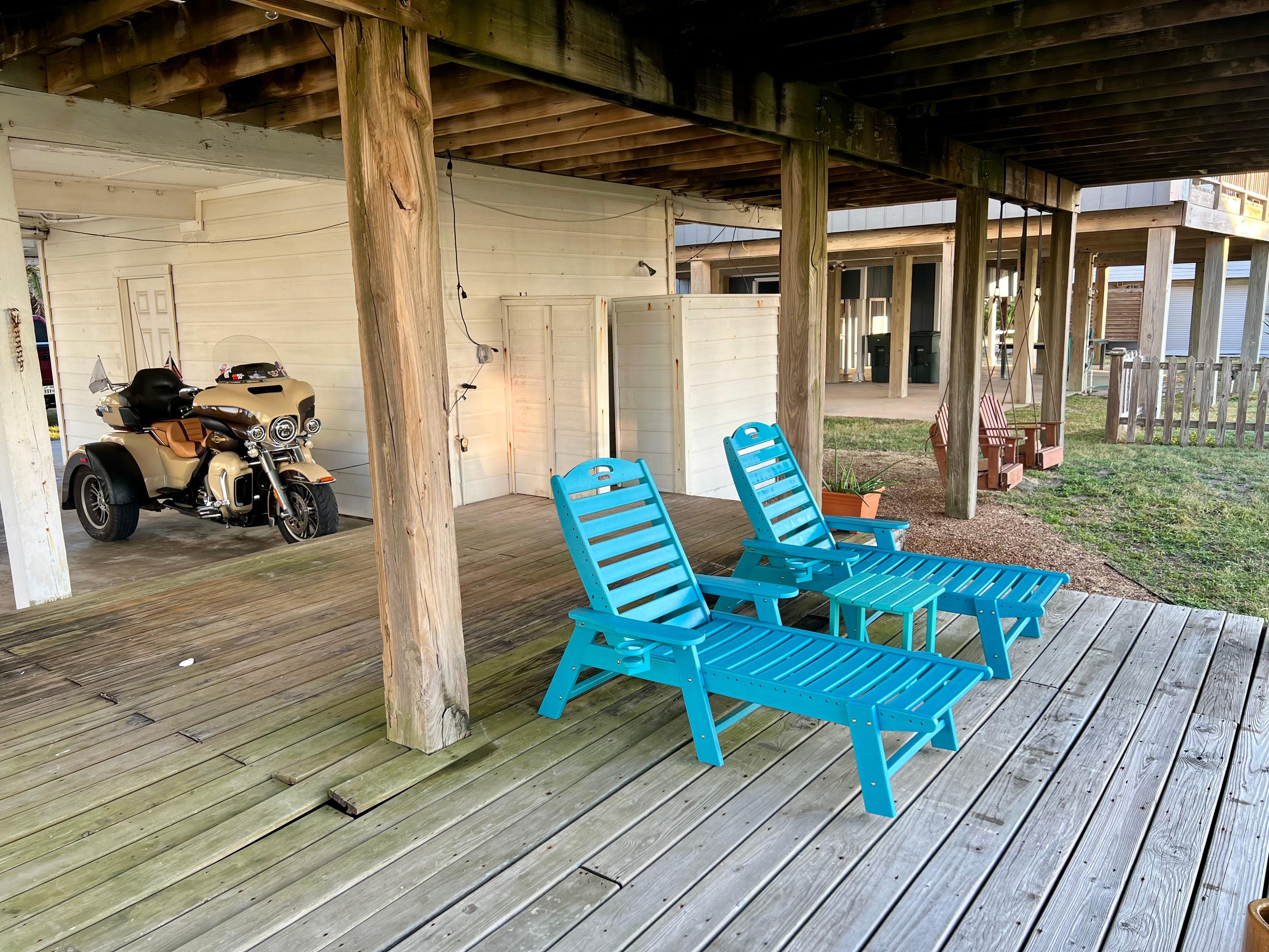 Parking and lounge chairs on the lower ground floor even an outdoor shower 