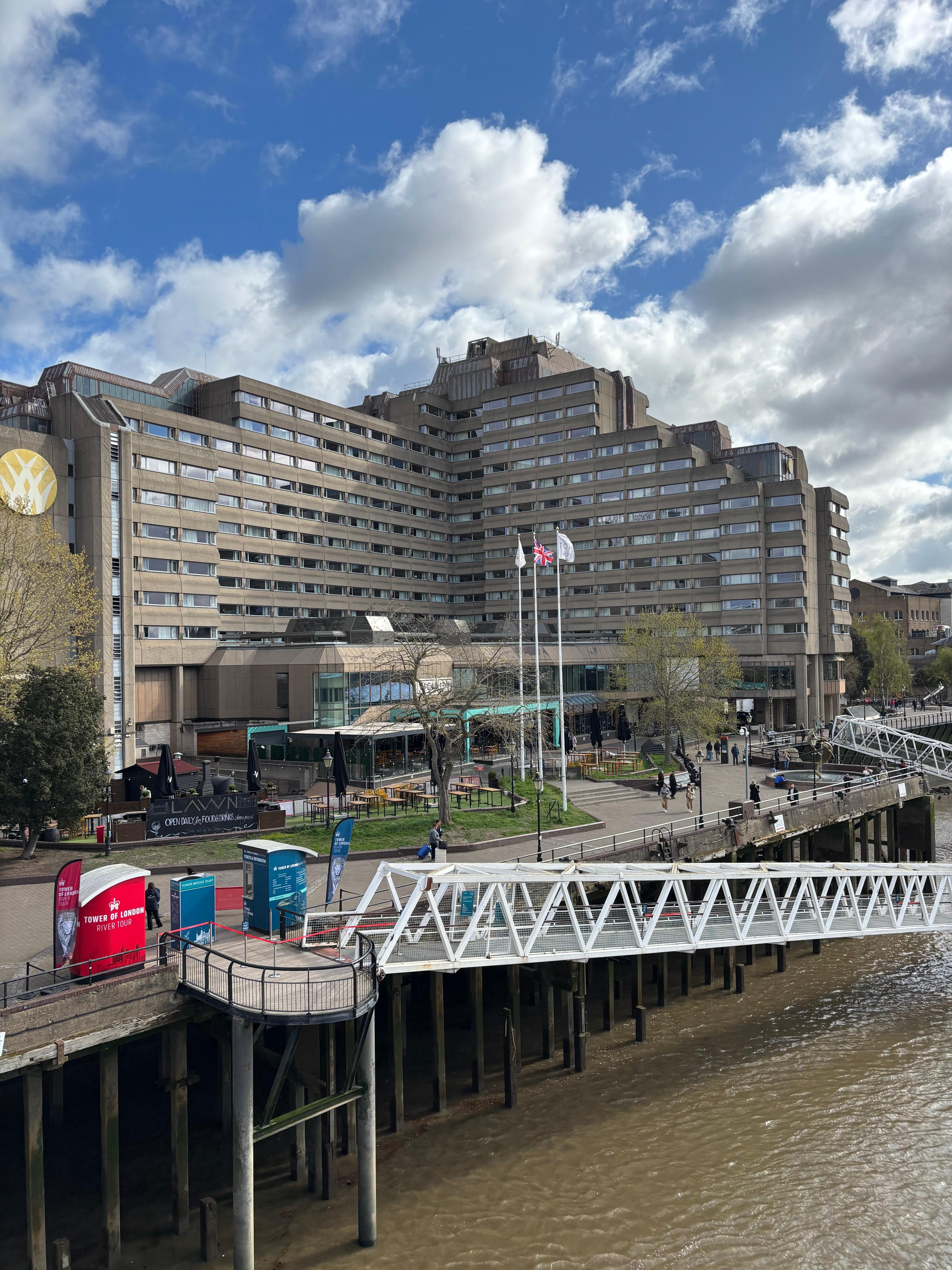 Hotell sett fra Tower Bridge