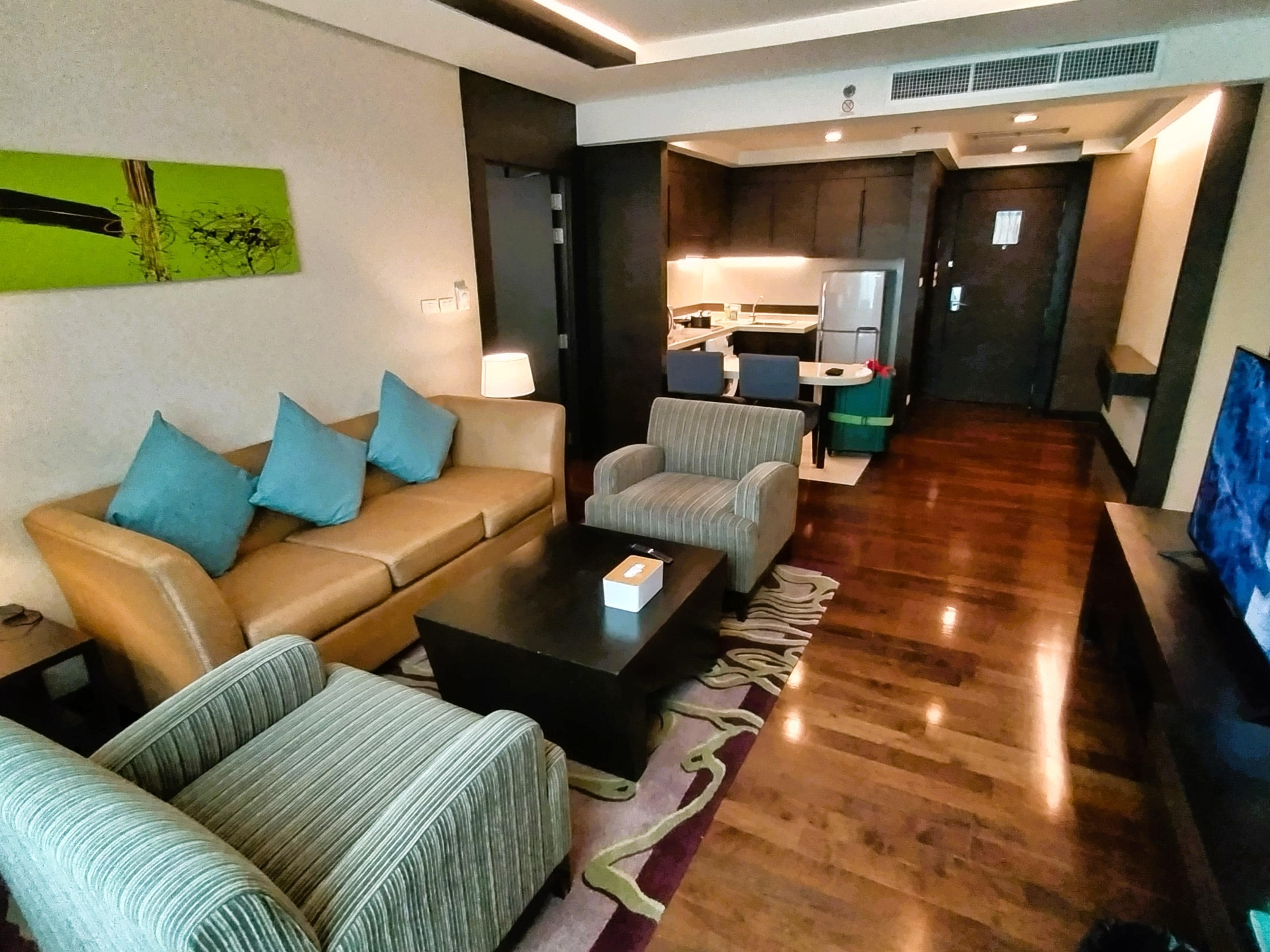 リビングダイニング、キッチン。フローリングの床はピカピカ