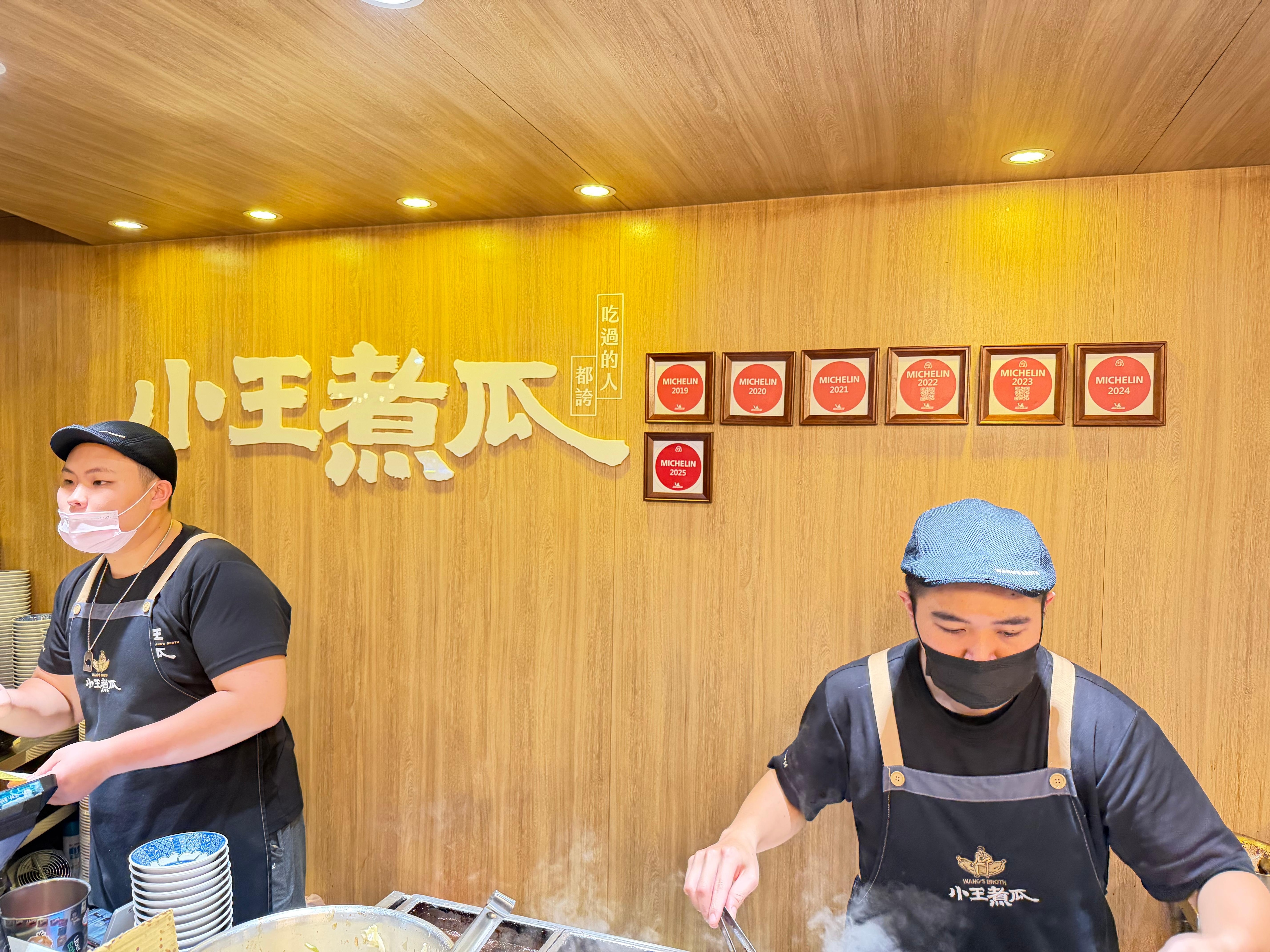 ホテル近くの有名な魯肉飯の店。