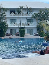 Excellence club pool