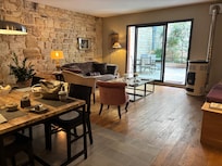 Lounge & breakfast areas.