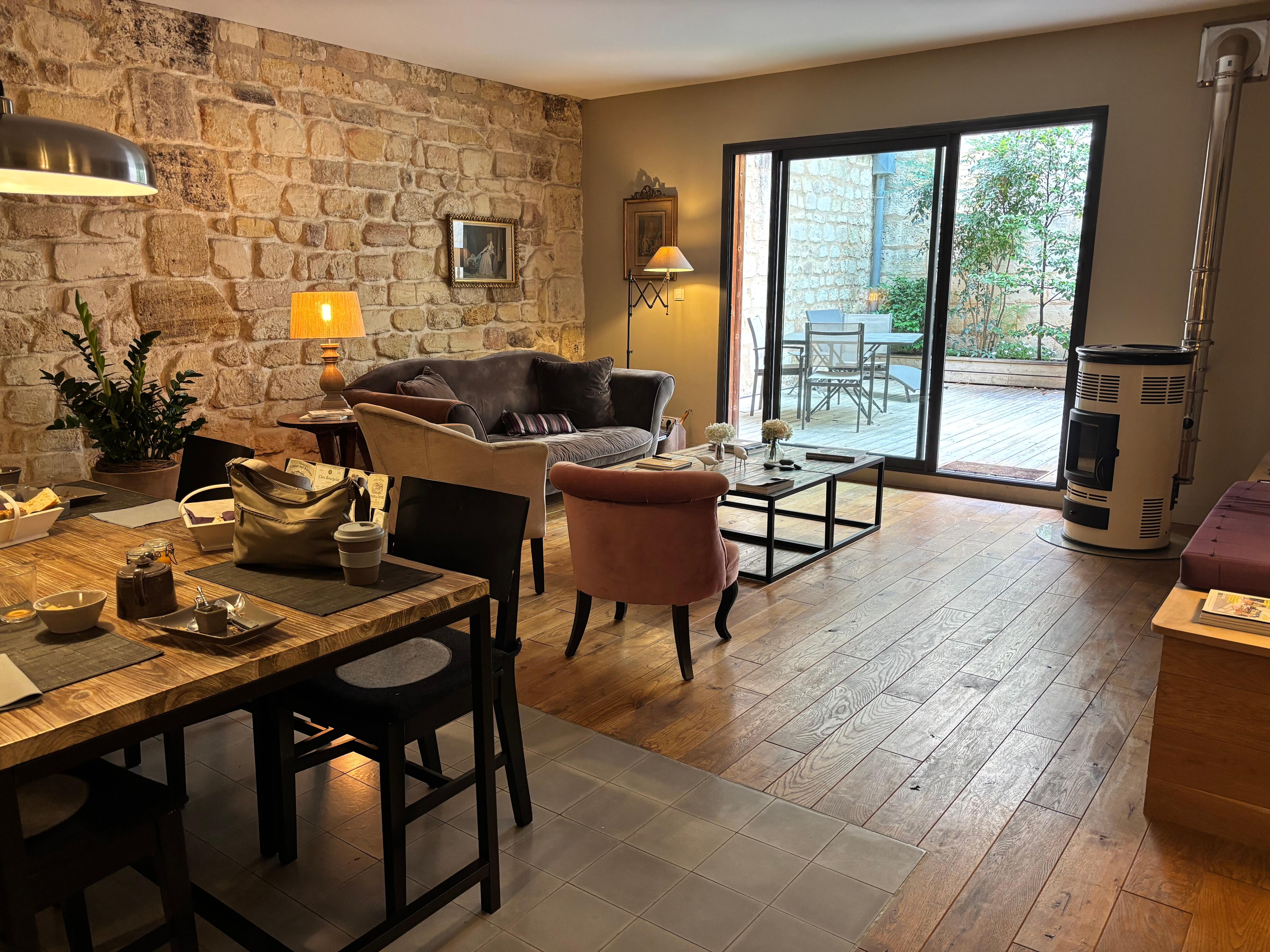 Lounge & breakfast areas.