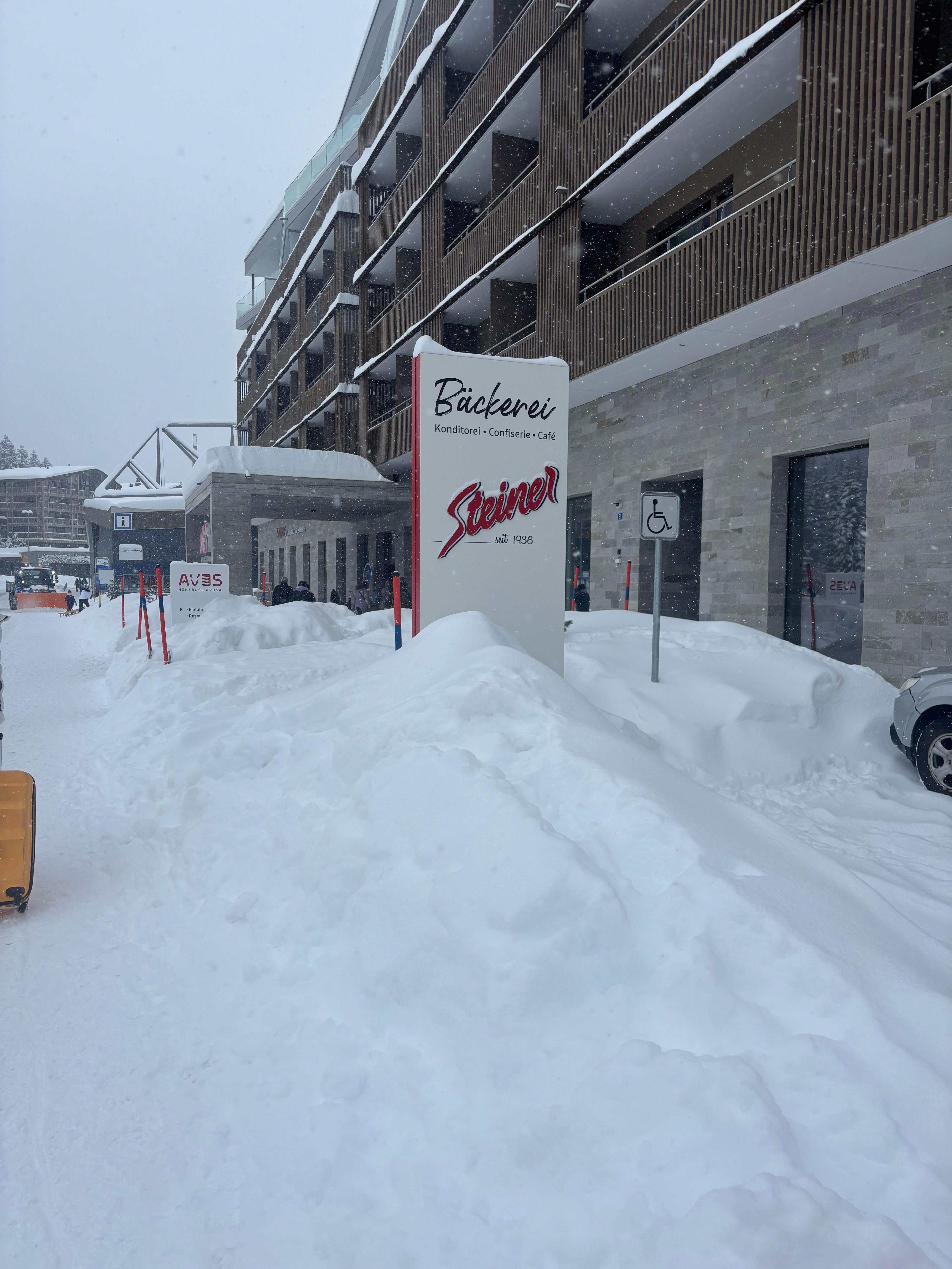Entrada do hotel em dia de muita neve
