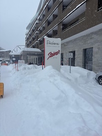 Entrada do hotel em dia de muita neve