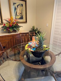 Welcome basket with fresh pineapple, snacks & candy!