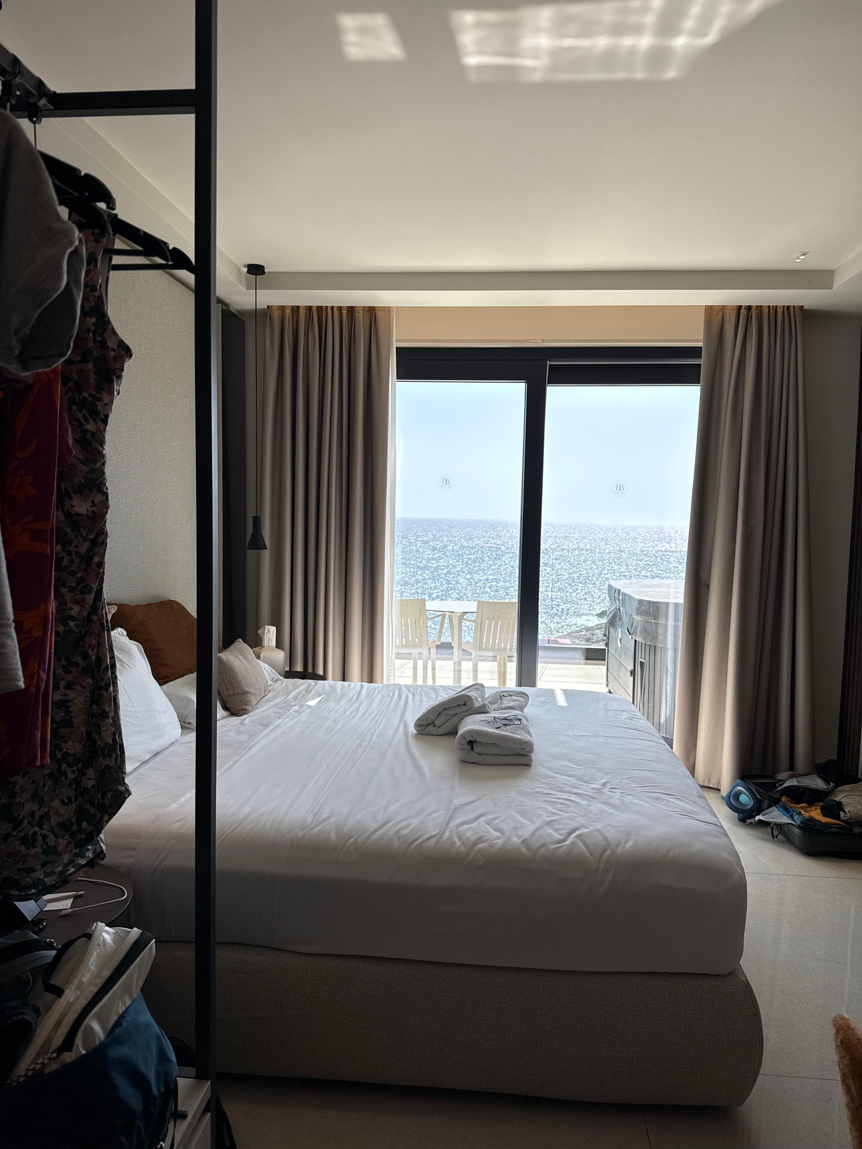 sea view room with hot tub