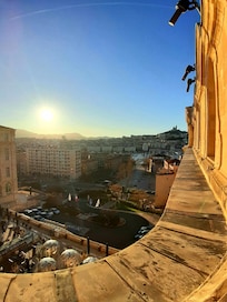 Au loin la bonne mĂšre