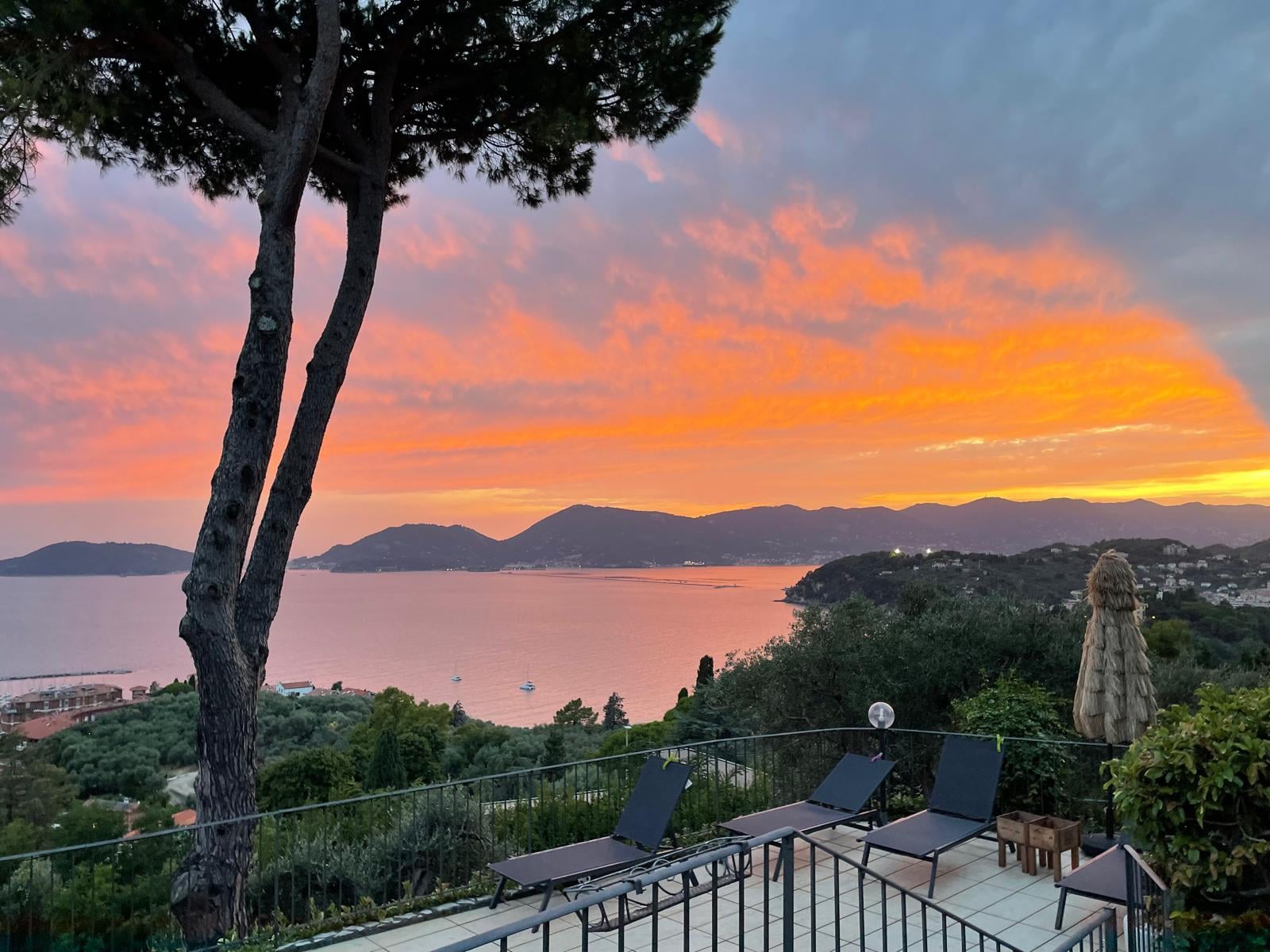 Sonnenuntergang von der Terrasse des Hauses 