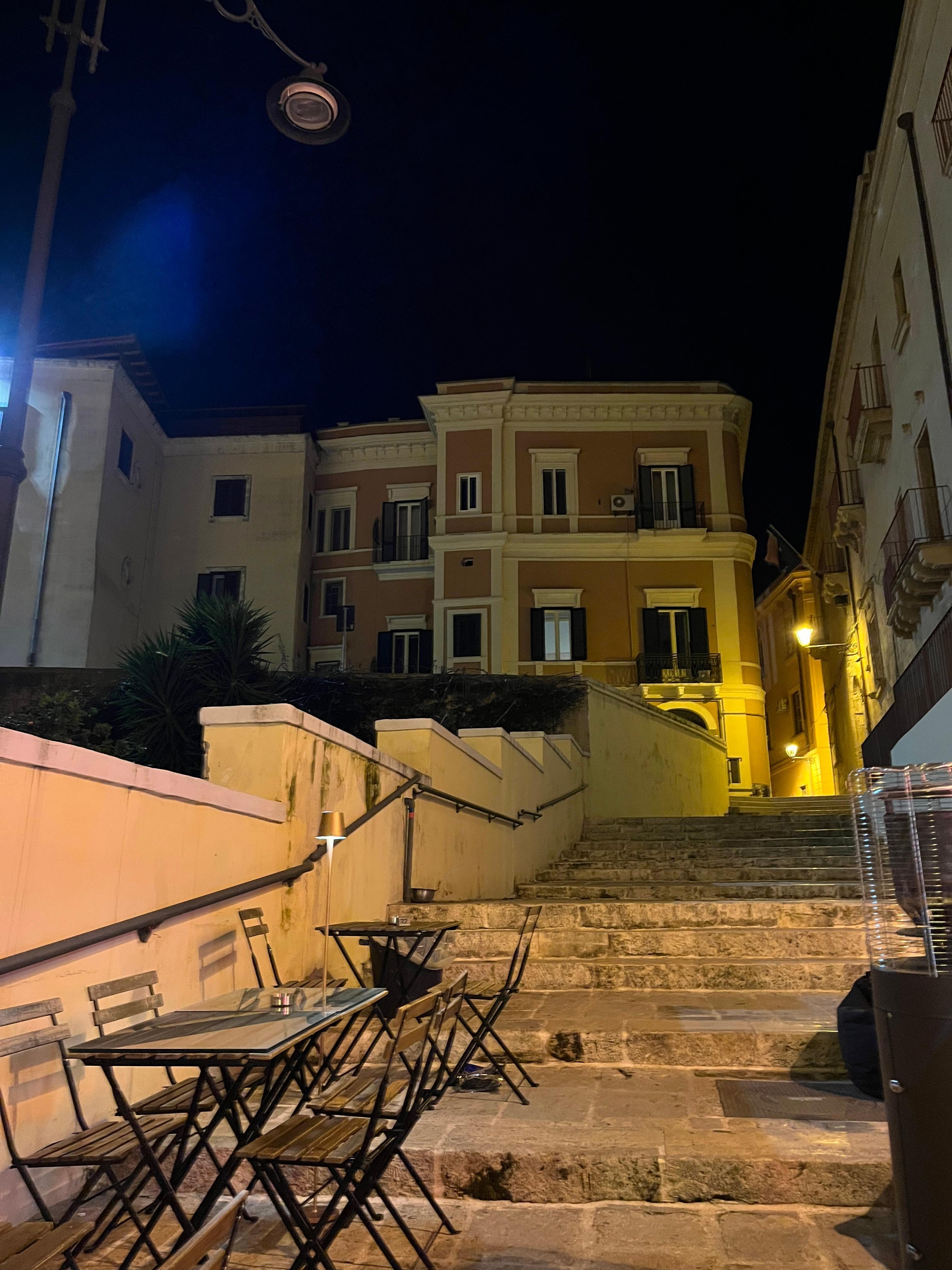 Escalier qui mène à la veille ville de Tarente 