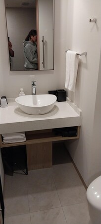 Nicely equipped bathroom