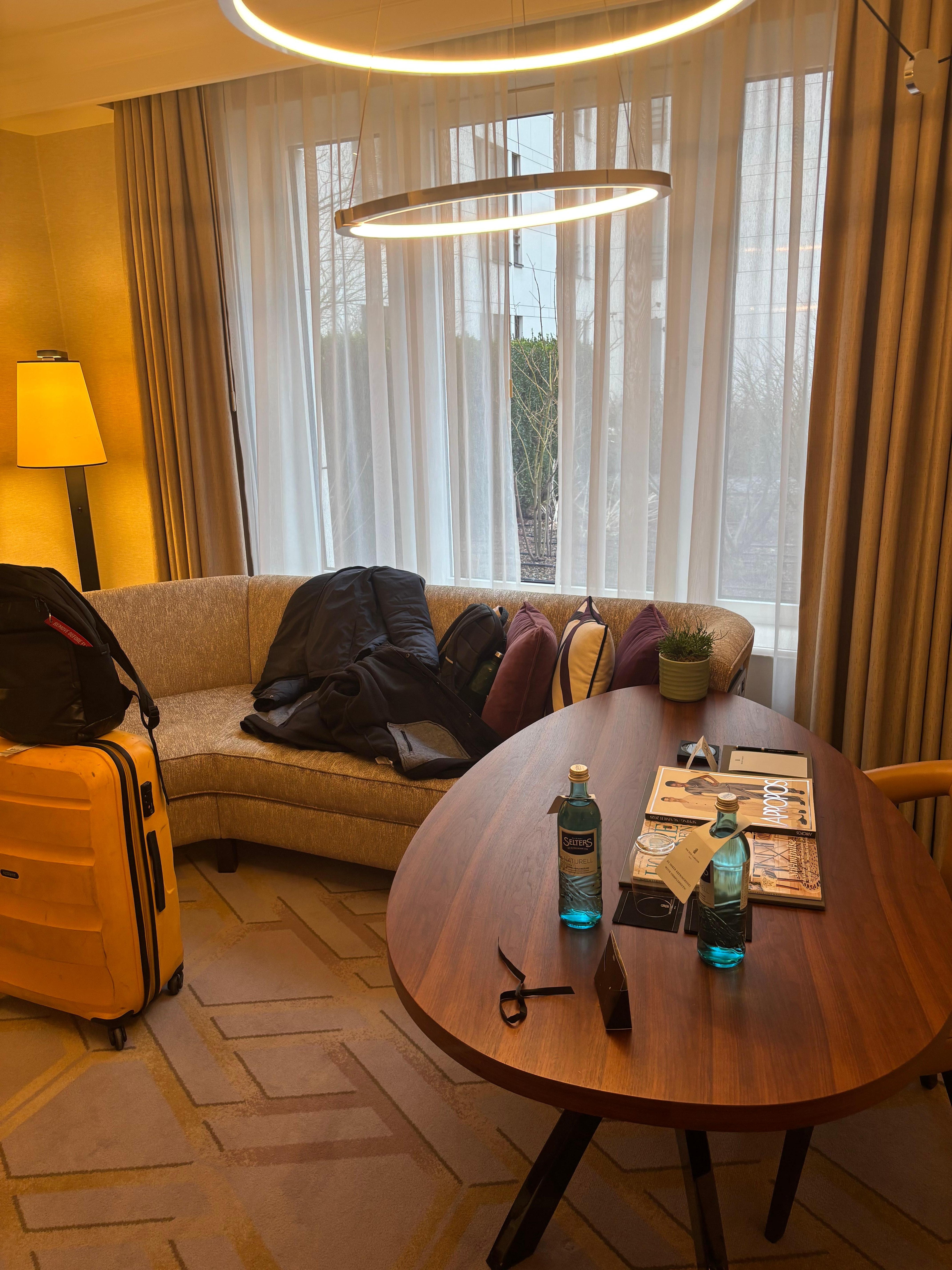 Mesa de trabalho e sofá 