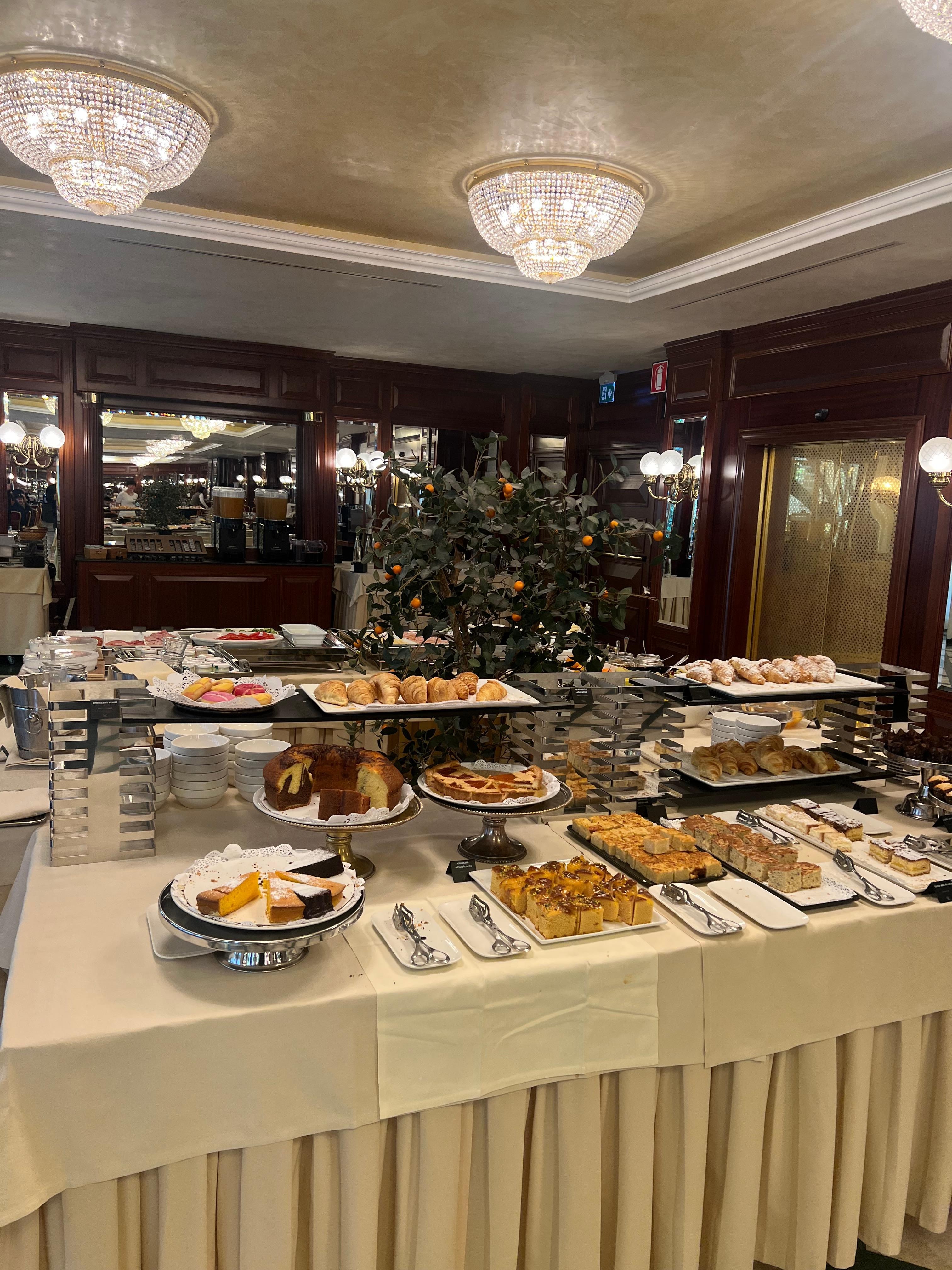 Breakfast buffet 