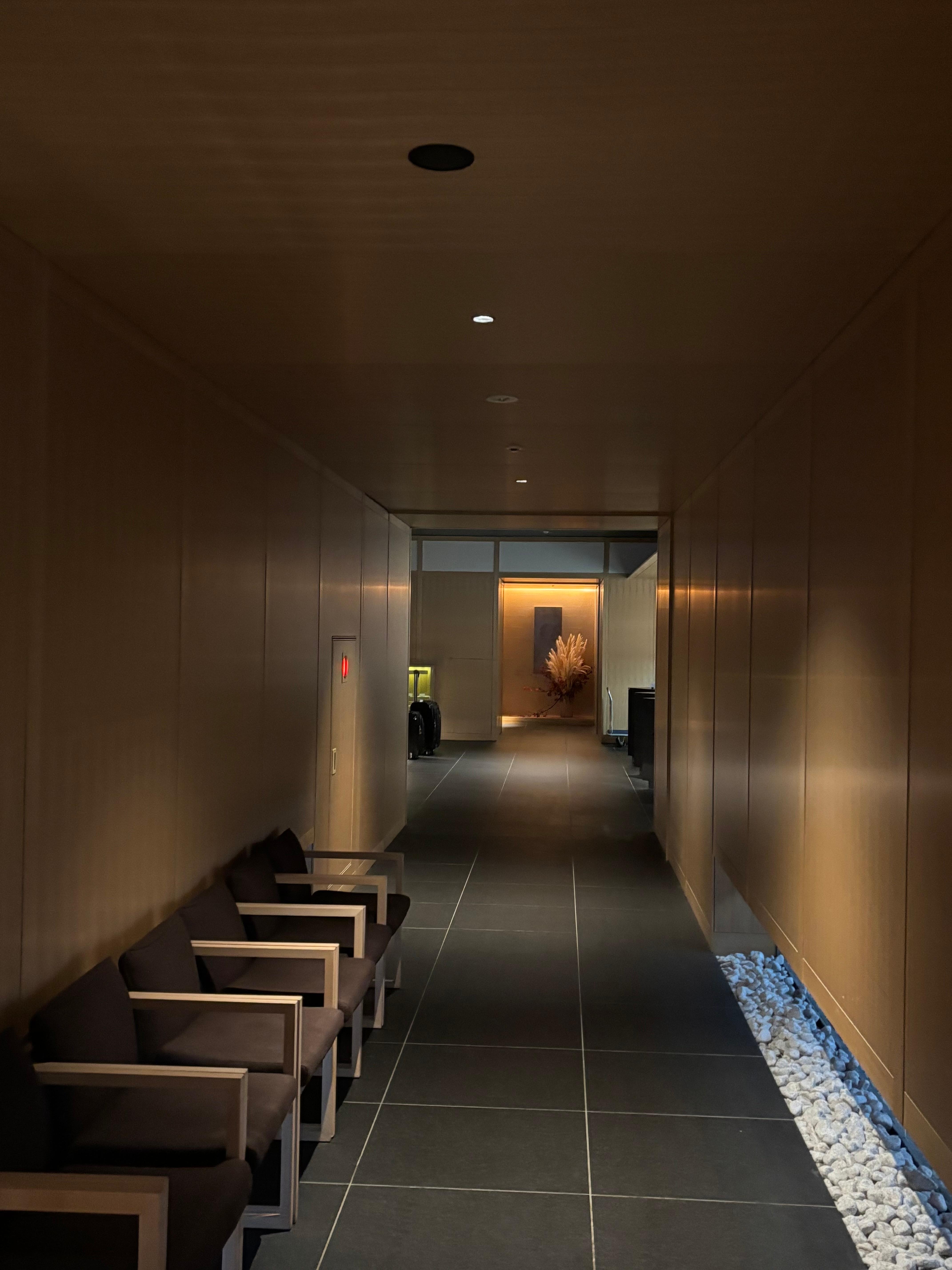 前往check in大廳長廊