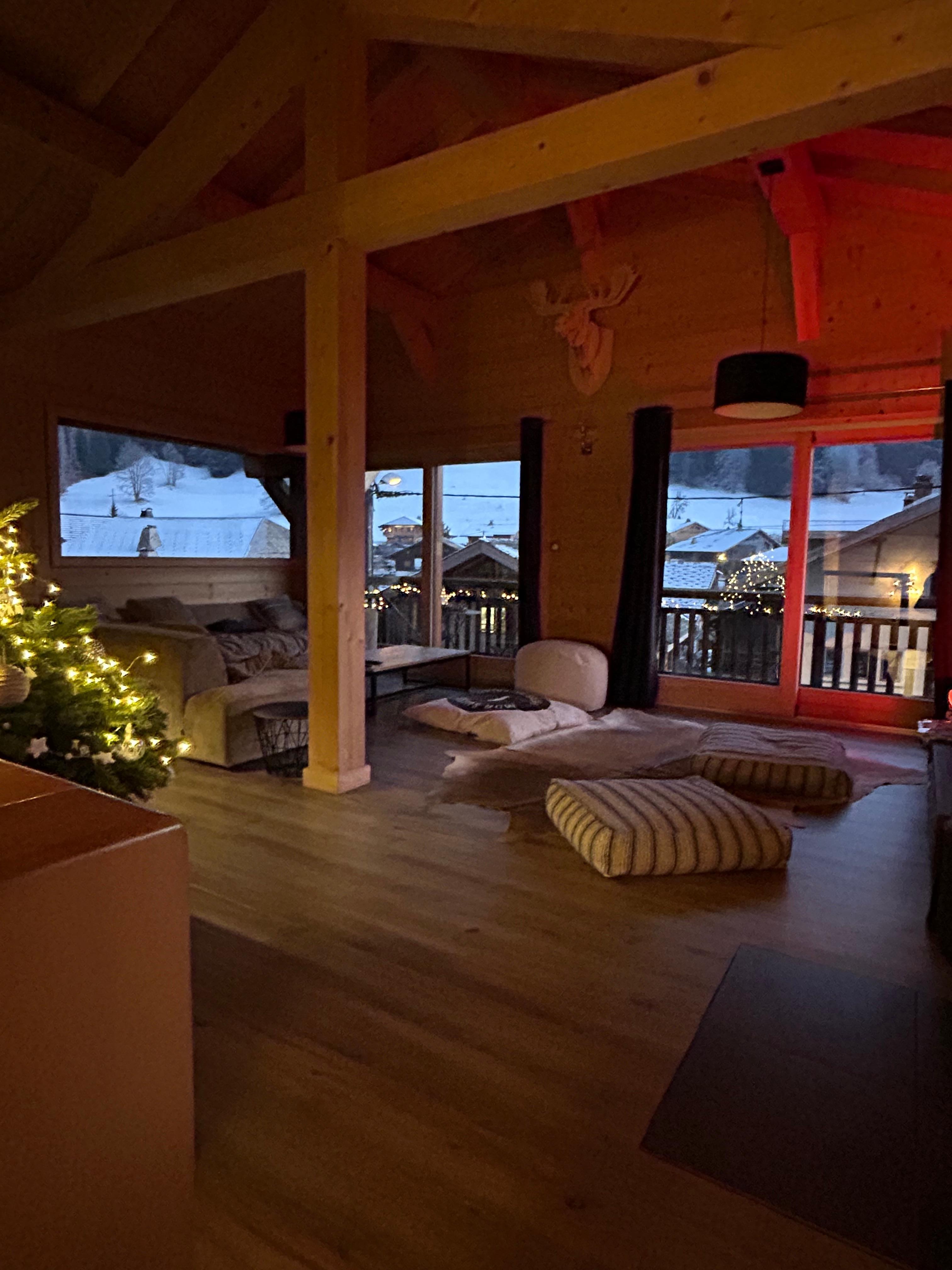 Arrivée au chalet après journée de ski 