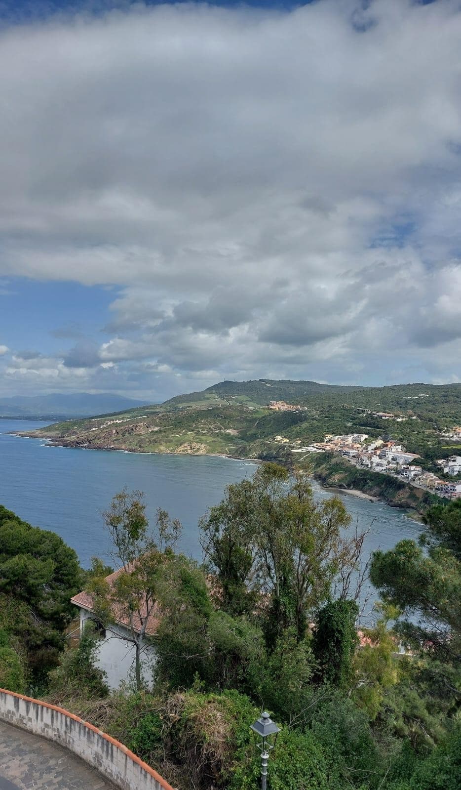 Blick auf das Meer. Wenige Schritte bis zum Rand der Küste und dann Stufen zum Strand.