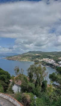 Blick auf das Meer. Wenige Schritte bis zum Rand der Küste und dann Stufen zum Strand.