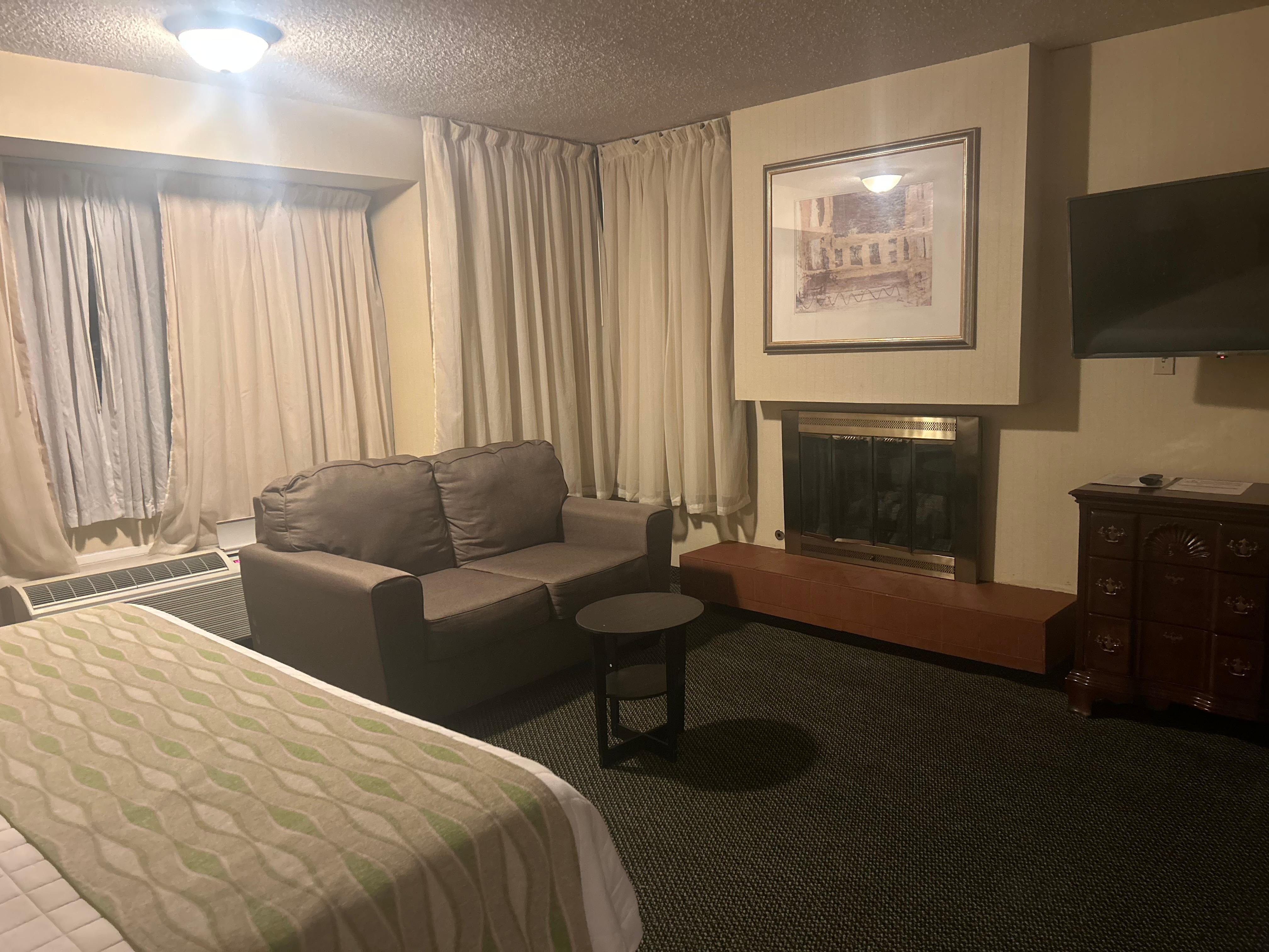 A giant king bed with a fire place 👍 