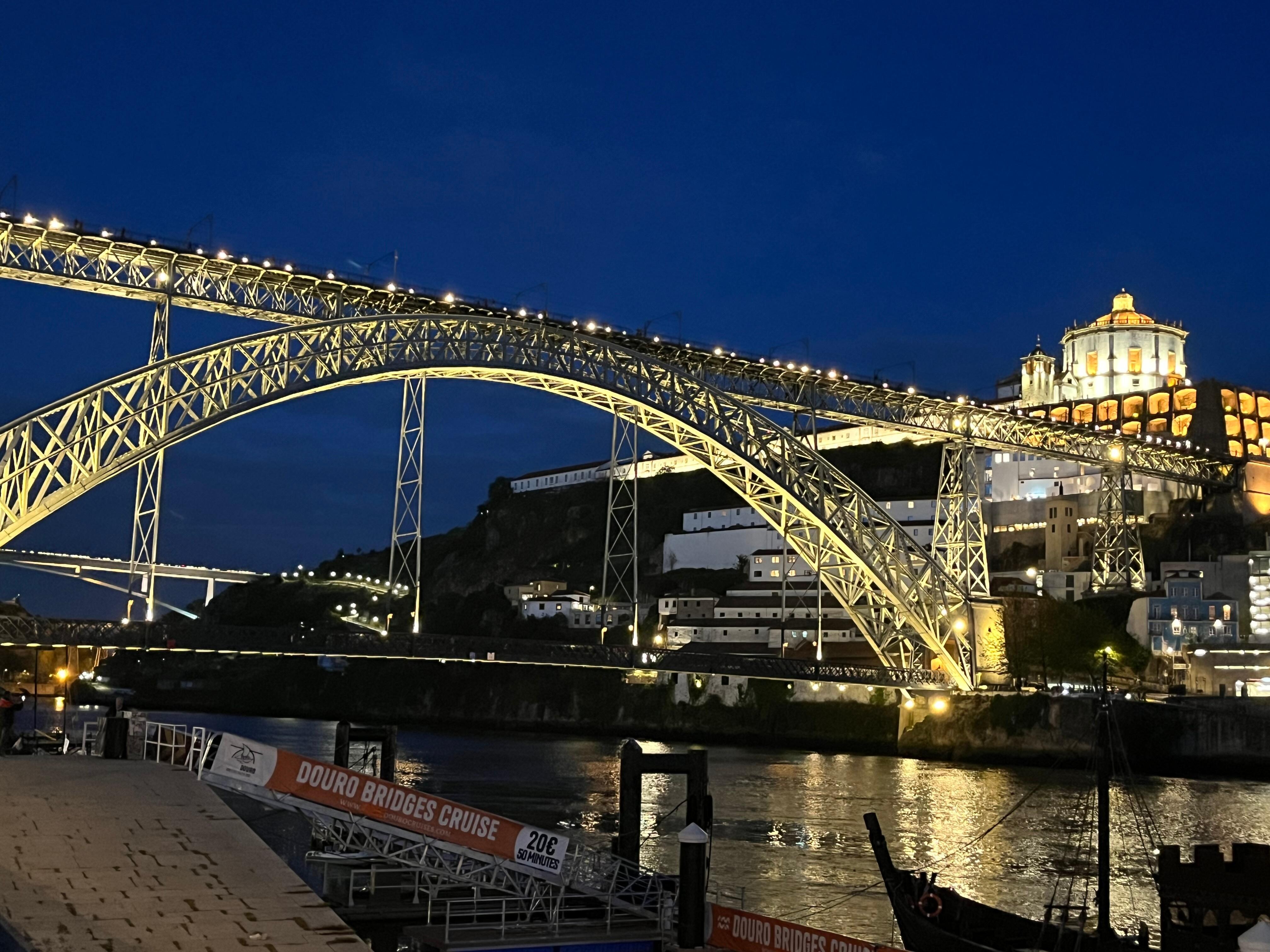 Den berömda bron ritad av G Eiffel