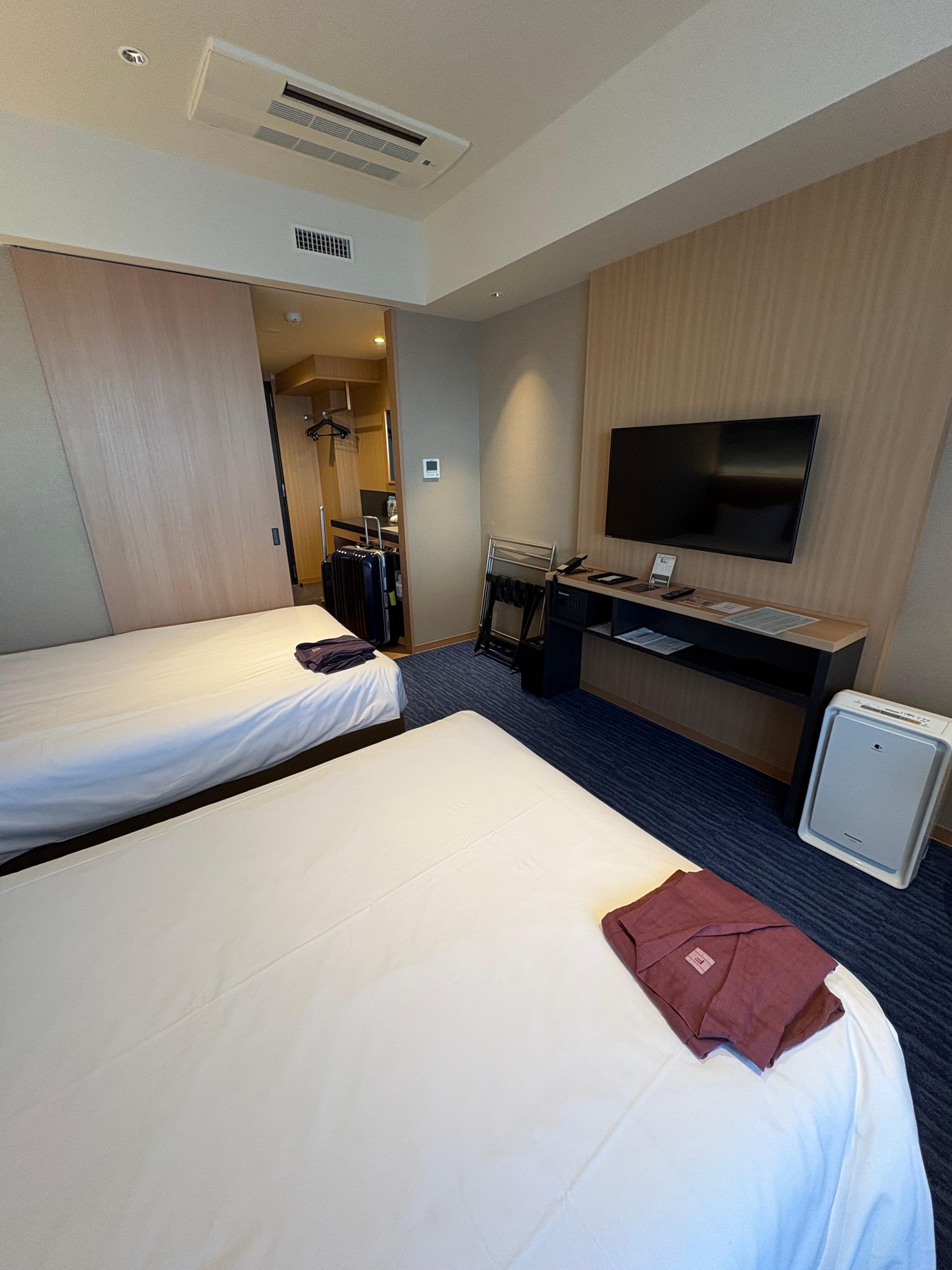 窓側から部屋（海側・ツイン）を撮った写真