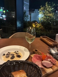 レストランの料理と、外の景色