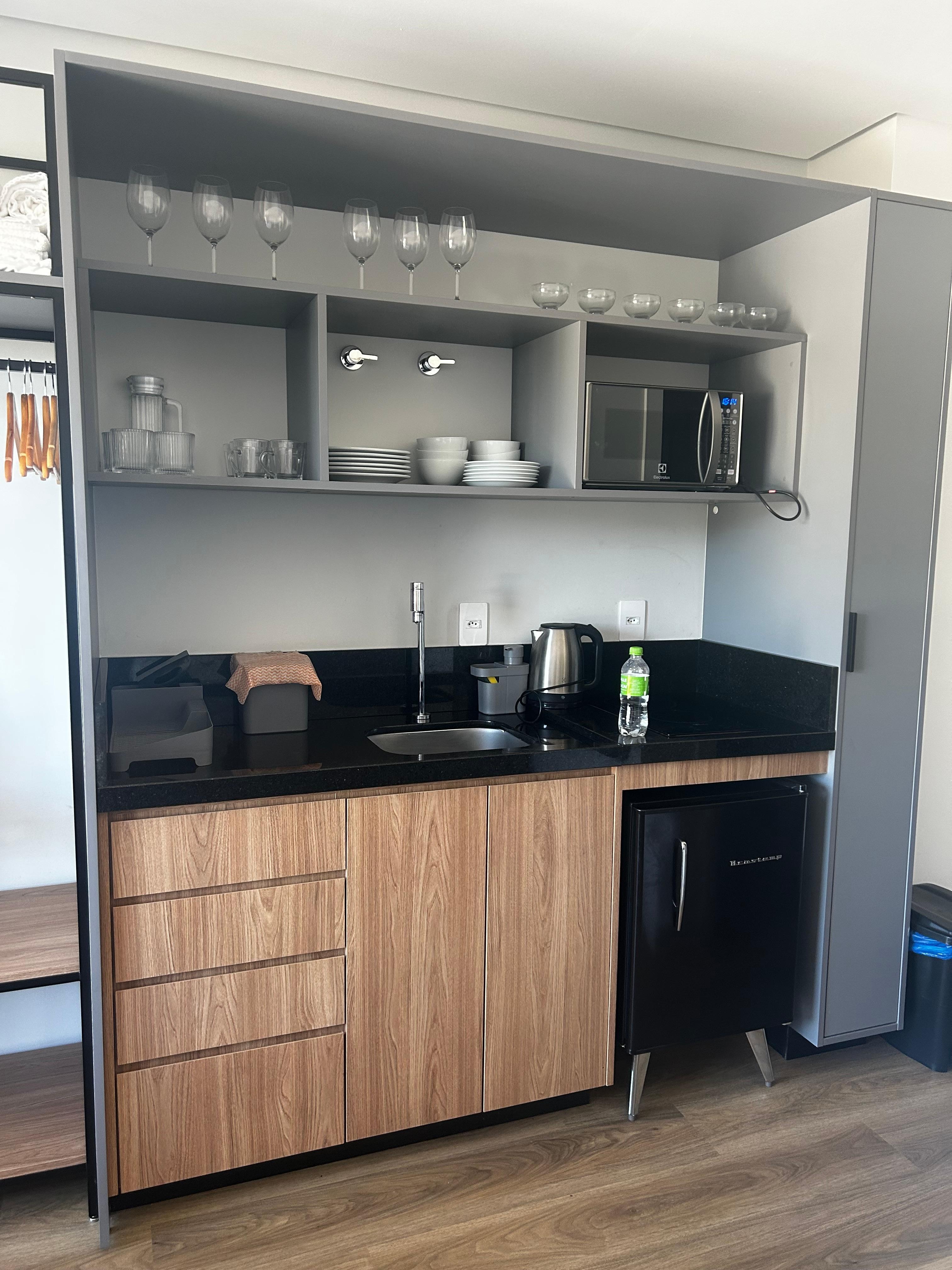 Cozinha com diversos utensílios 