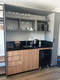 Cozinha com diversos utensílios