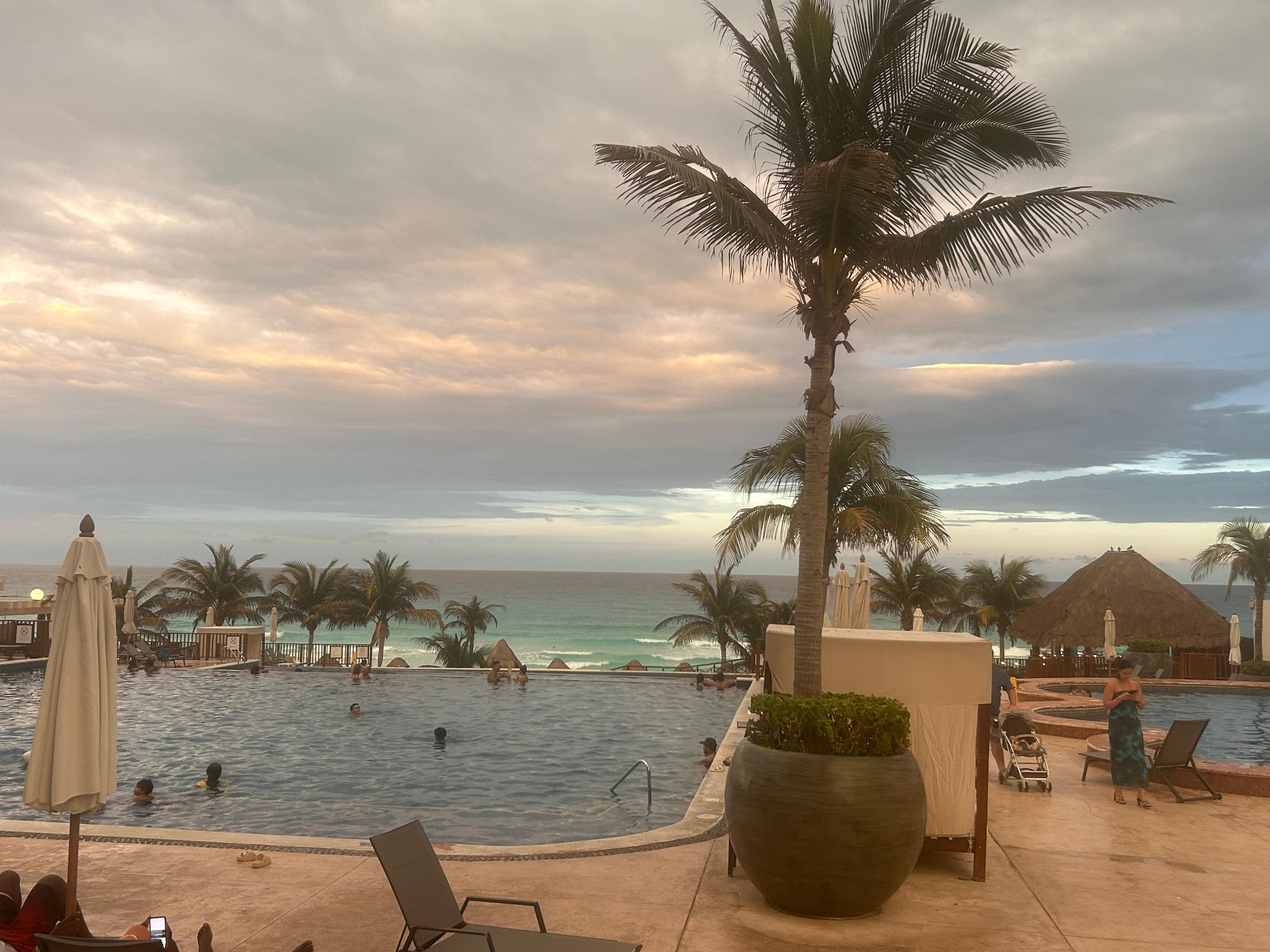 La vista de la playa y la alberca al mismo tiempo 