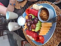 Platos de Frutas del Restaurante Ocean's Isla donde nos daban el servicio en el Hotel