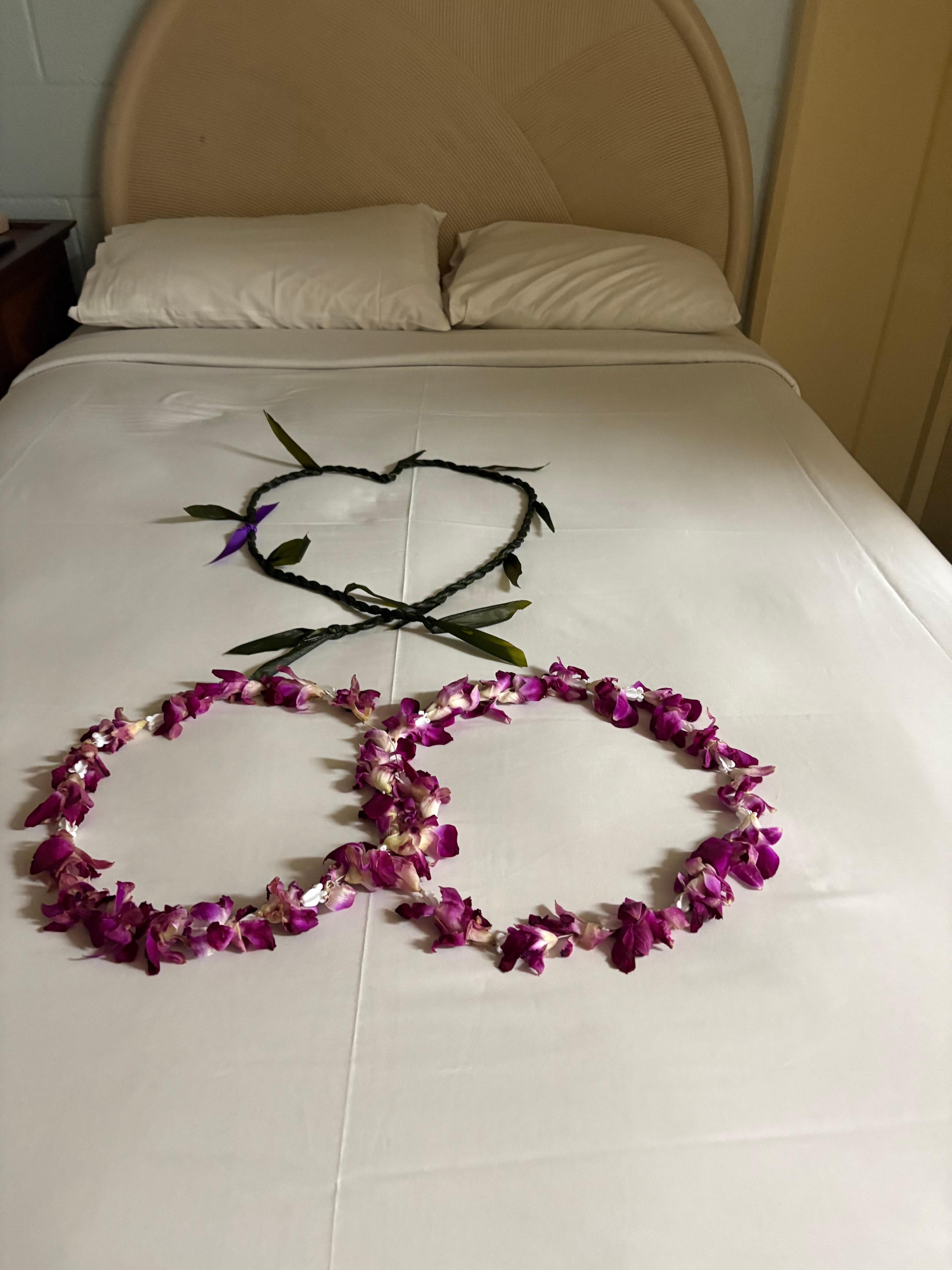 We just make a design with ours lei after the service room make the bed 
