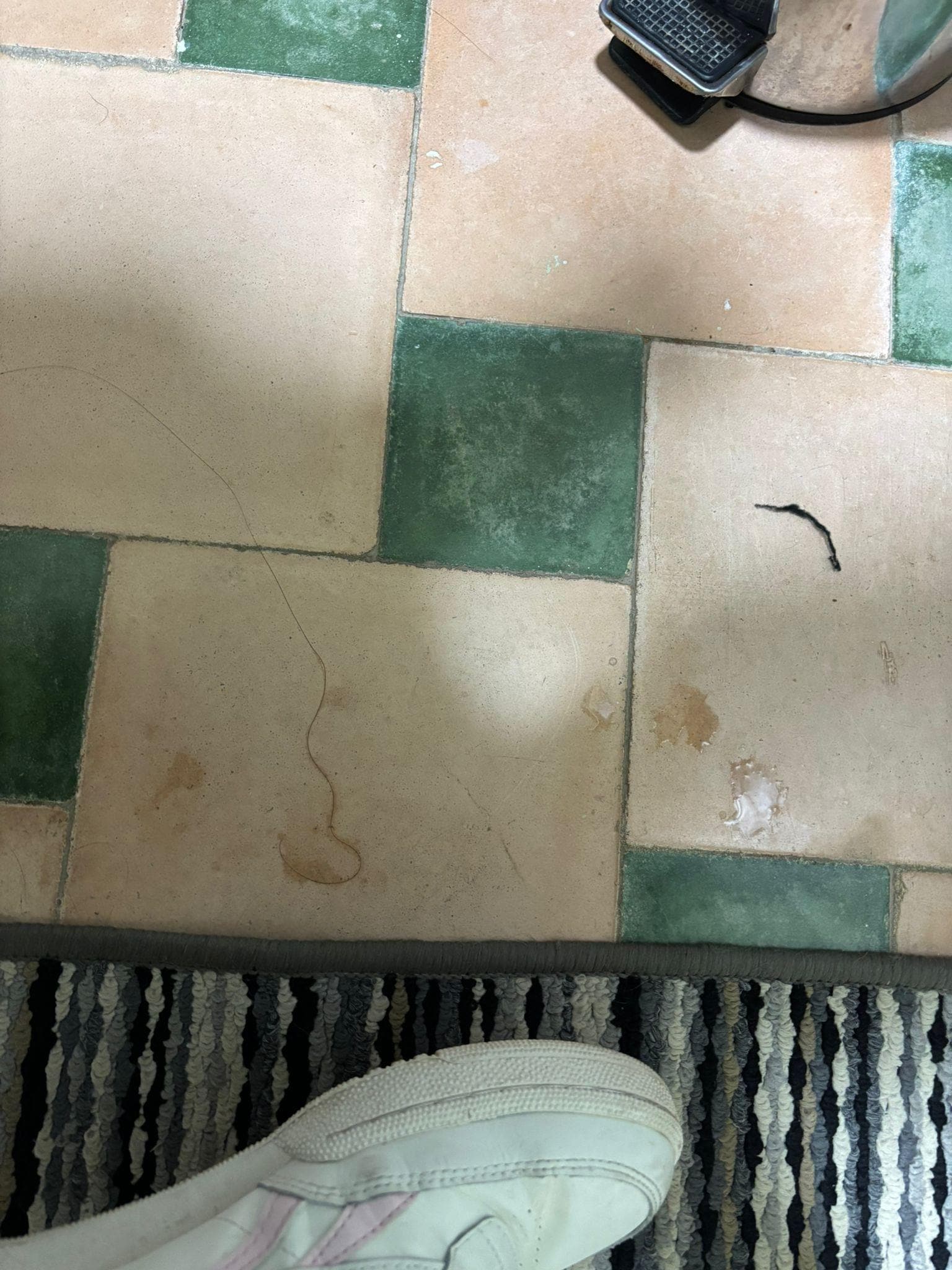 Auf dem Fußboden im Bad 