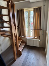 Trappan upp från entrén till sviten