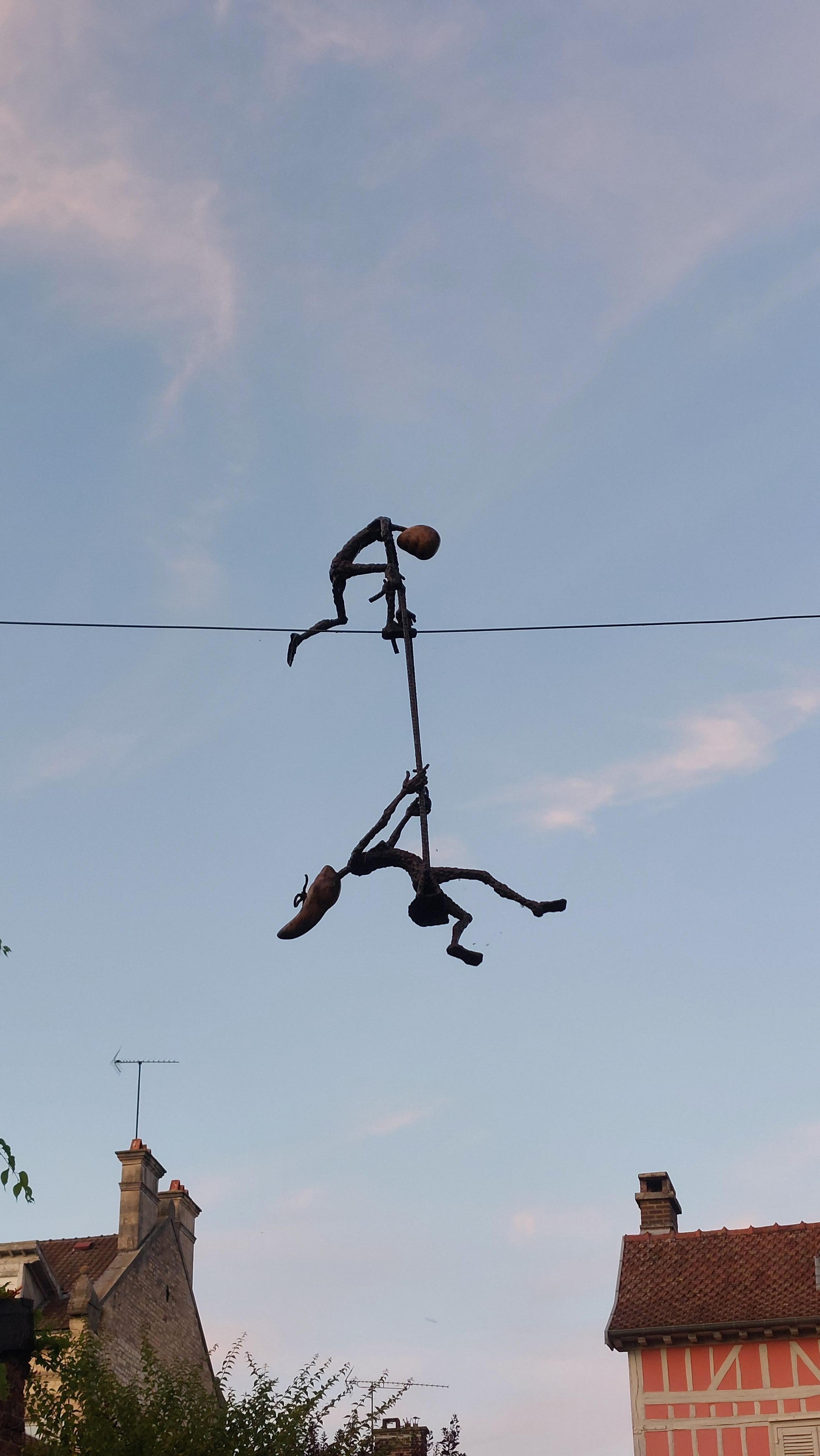 Overal kom je wel iets kunstzinnig tegen, zoals hier in de tuin.