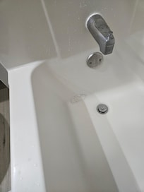 Tub with putty