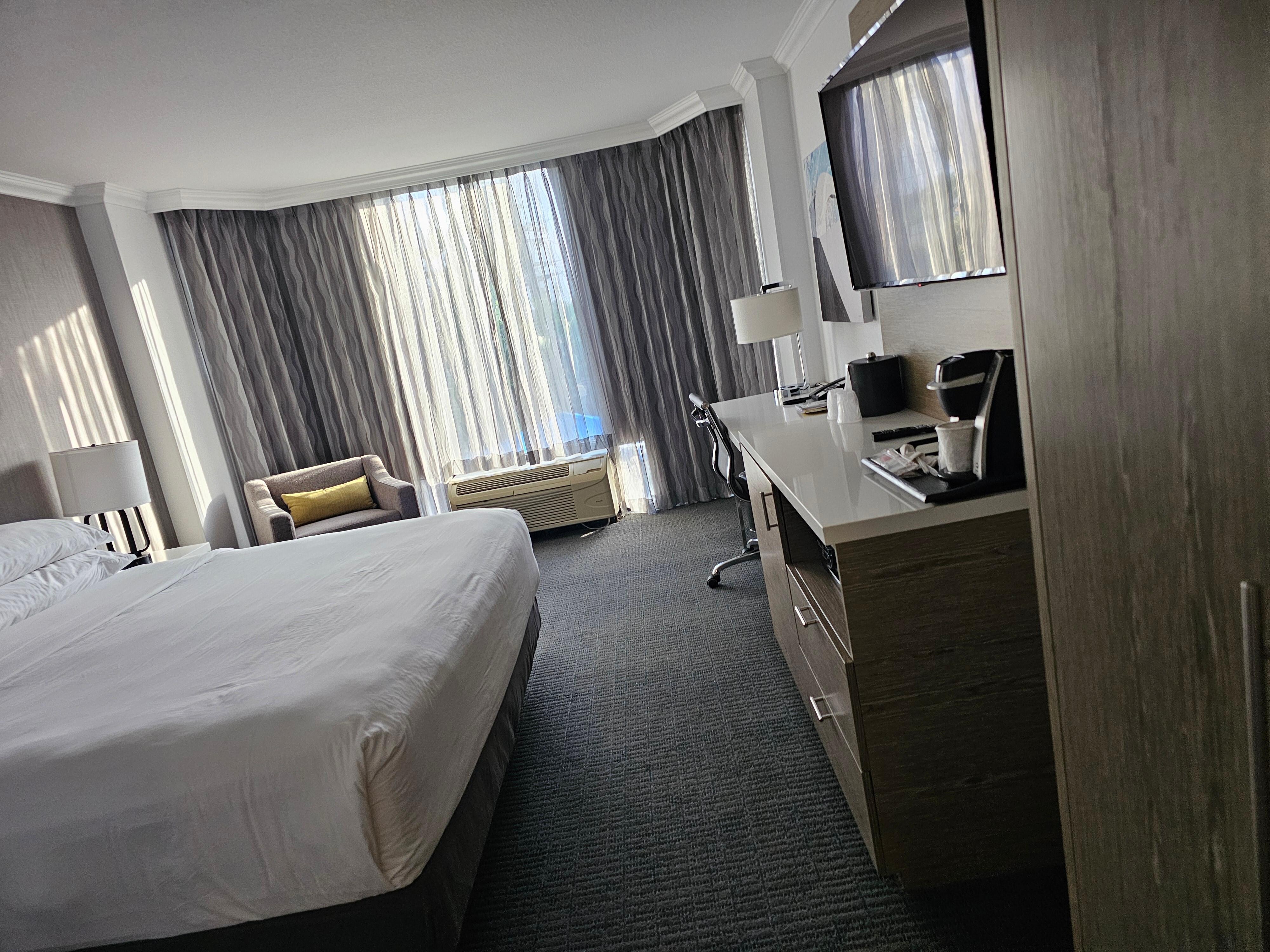 Spacious and quiet room woth comfy king size bed. 