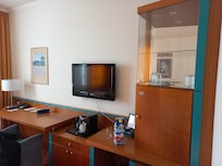 Tv und Schreibtisch