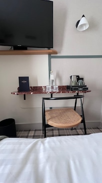 little side desk with free instant coffee and tea