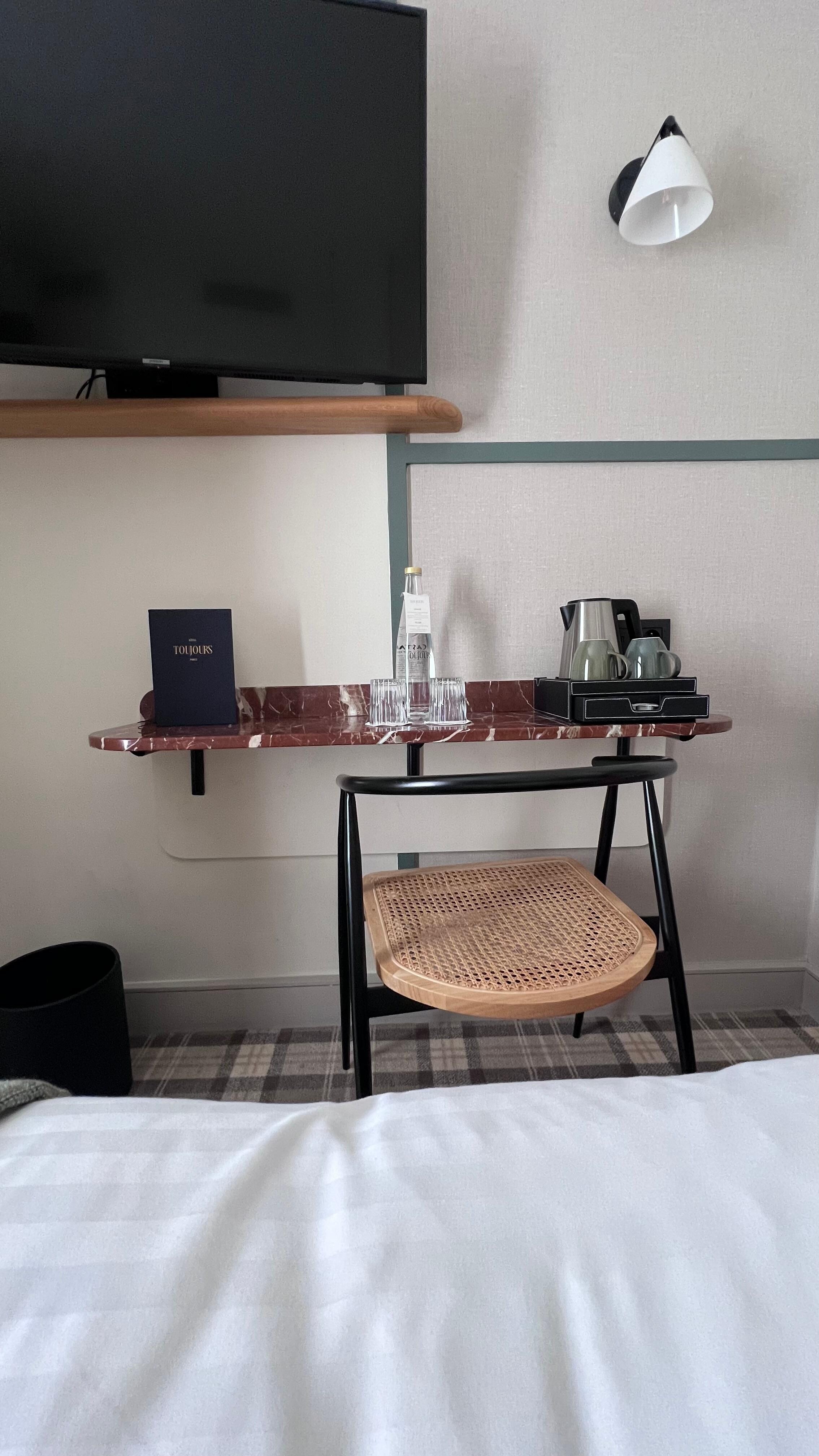 little side desk with free instant coffee and tea