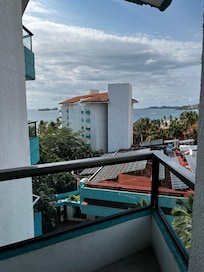 Vista desde la habitación de vista parcial al mar.