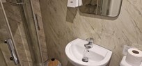 foto del bagno piccolissimo stando attaccata alla porta. mancava anche un posto dove appoggiare le cose