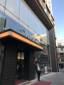 ホテル入口。向かいは有名な明洞餃子!