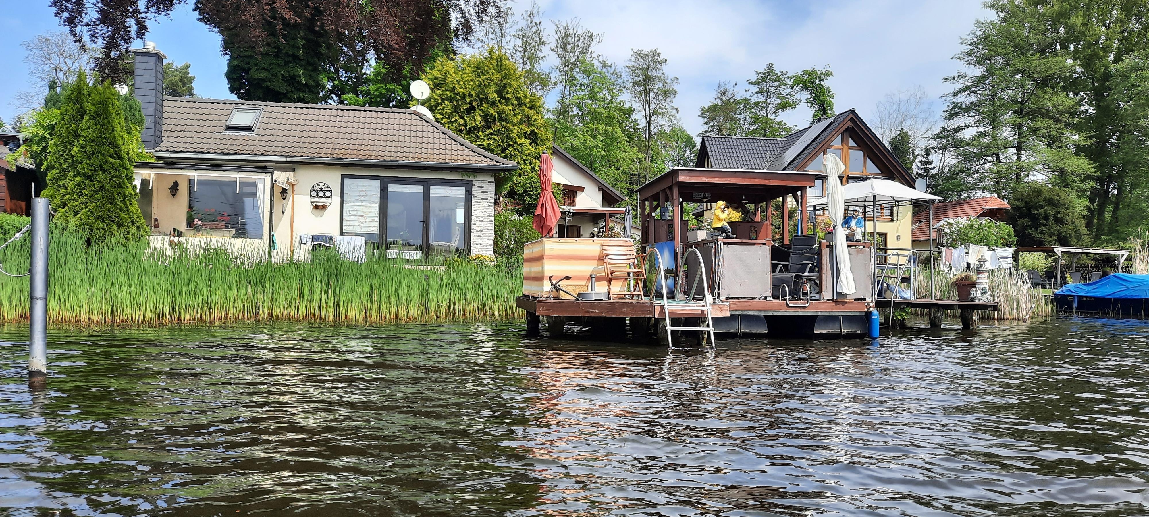 Blick vom See auf das Häuschen mit dazugehörigem Bootssteg