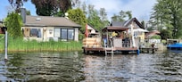 Blick vom See auf das HÀuschen mit dazugehörigem Bootssteg
