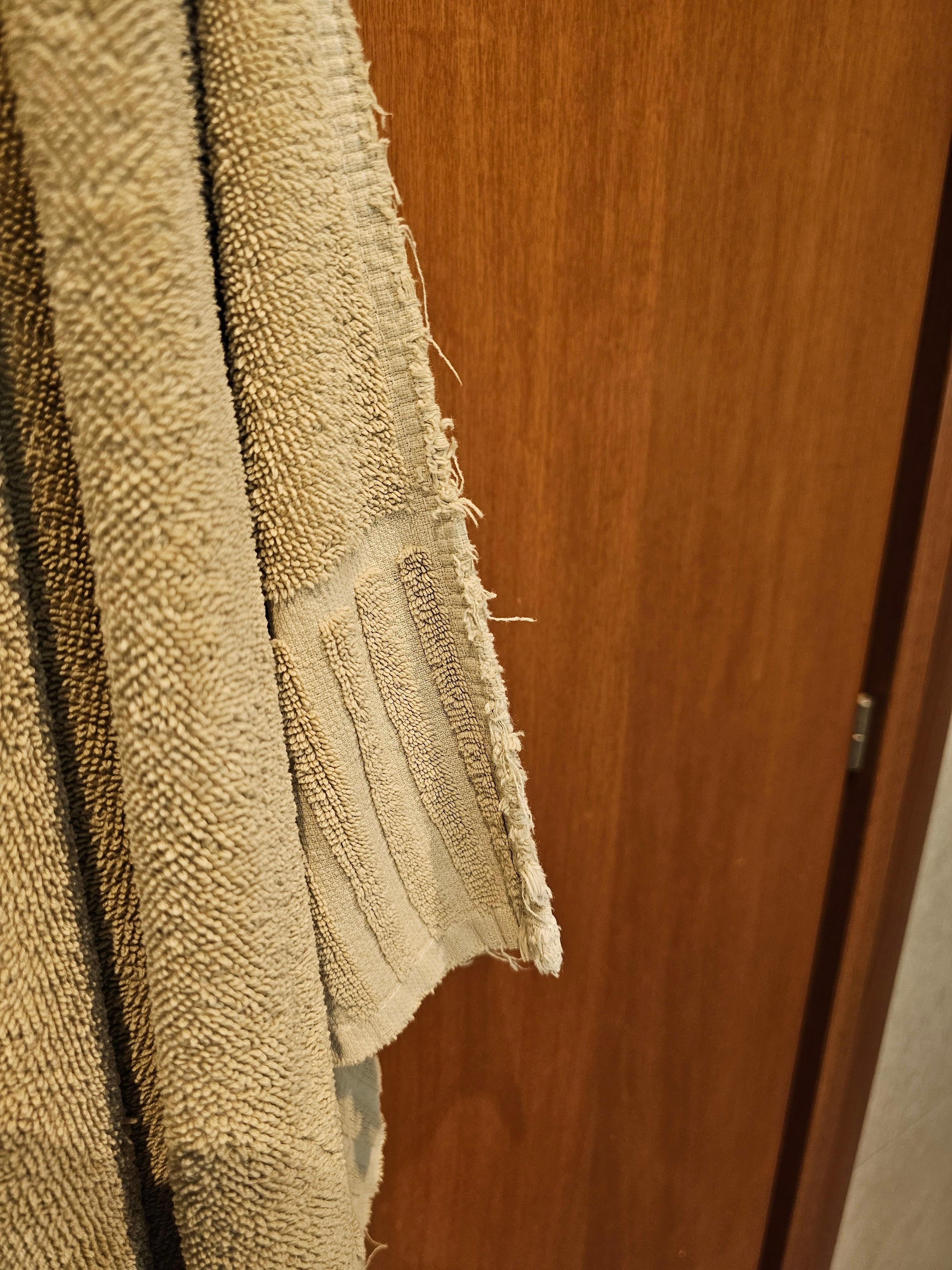 フチがボロボロのバスタオル