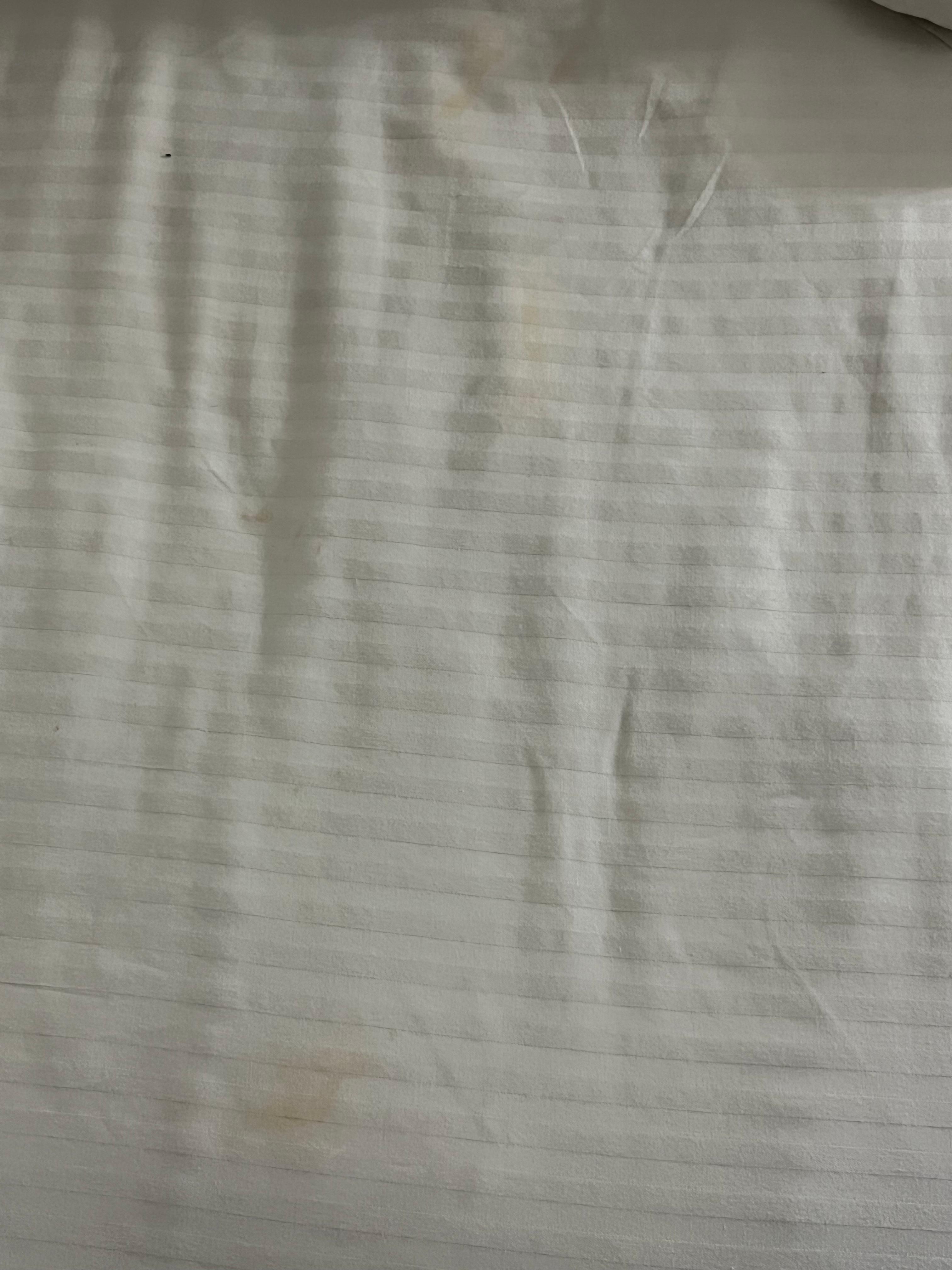 Hicieron la cama pero no cambiaban las sábanas aunque estuvieran manchadas