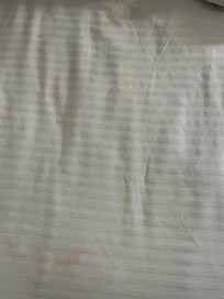 Hicieron la cama pero no cambiaban las sábanas aunque estuvieran manchadas