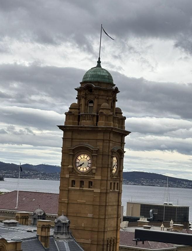 部屋のバルコニーから見えたGeneral Post Office Towerの時計。
このホテルのマイナス点は、強いて言えば、この時計がしょっちゅう鳴るので、ちょっと気になることでしょうか。