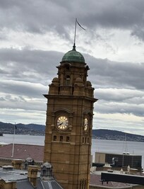 部屋のバルコニーから見えたGeneral Post Office Towerの時計。
このホテルのマイナス点は、強いて言えば、この時計がしょっちゅう鳴るので、ちょっと気になることでしょうか。