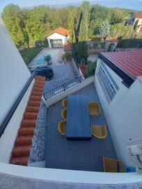 Blick vom Schlafzimmer Balkon zum Pool